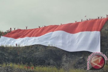 Bendera raksasa membentang di Batu Tumpang Garut