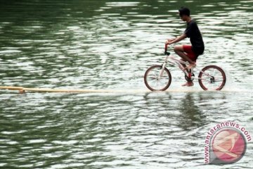LOMBA BERSEPEDA MELEWATI SUNGAI