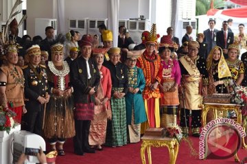 Tamu berbusana adat penuhi halaman Istana Merdeka