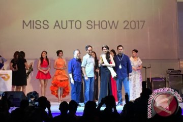 Lexus sabet penghargaan booth favorit dan Miss Auto Show 2017