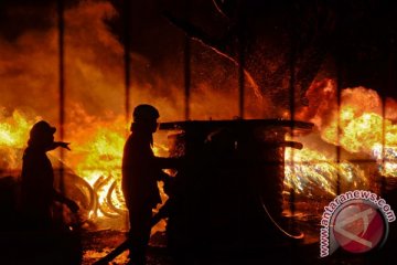 Gudang penyimpanan kayu di Bandung hangus terbakar