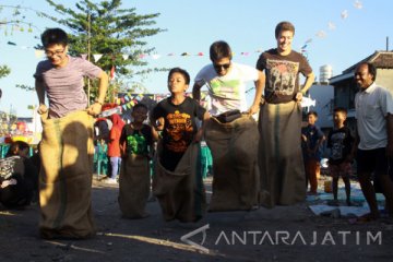 Pesta Rakyat di Athena Gelar Balap Karung Mundur