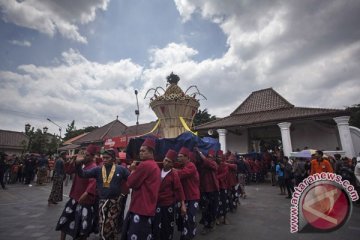 Ribuan warga mengikuti ritual budaya Mubeng Beteng