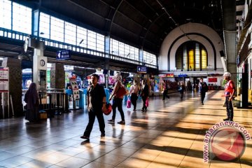 Penumpang KRL menumpuk di Stasiun Manggarai