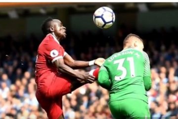 Kondisi kiper Man City setelah terkena sepakan Mane