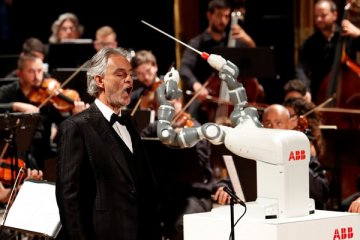 Robot YuMi jadi konduktor orkestra Italia