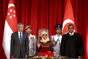 Halimah Yacob dilantik sebagai presiden perempuan pertama Singapura