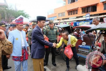 Presiden Jokowi bagi-bagi sembako di pasar Banjarmasin