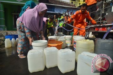 Kekeringan, warga Indramayu berebut air bersih bantuan kepolisian