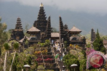 Pura Besakih tetap laksanakan ritual persembahyangan