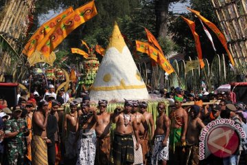 170 tumpeng ramaikan gerebek suran di Wonosobo