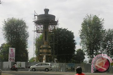 Warga tunggu pemasangan tugu Keris Siginjai