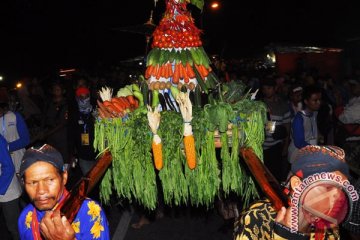 Umat Katolik misa Malam Sura di Gua Kerep