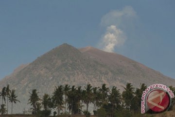 Kawah Gunung Agung retak akibat dorongan magma