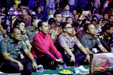 Panglima TNI dan Presiden Jokowi serius  nonton film G-30S/PKI