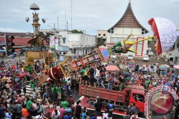 Prosesi upacara "Tabuik" di Pariaman terkendala hujan