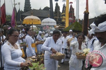 Pengungsi Gunung Agung rayakan "Penampahan Galungan" di pengungsian