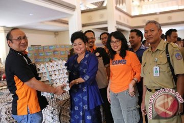 Pengungsi Gunung Agung dapat bantuan 3 ton telor