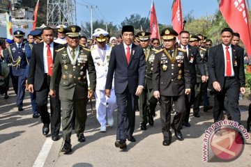 Presiden hadiri peringatan HUT TNI, berjalan kaki tembus kemacetan