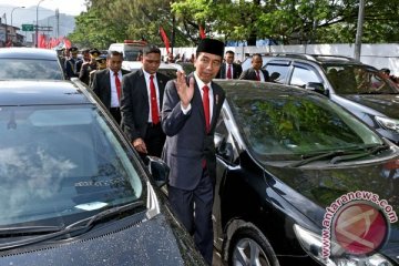 Presiden Jokowi pilih jalan kaki ke peringatan HUT TNI