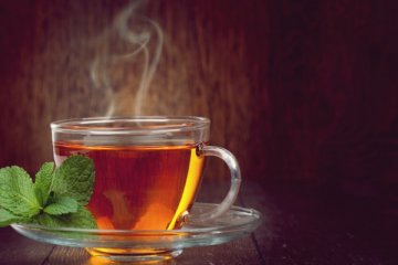 Benarkah minum teh dan air hangat cegah COVID-19?