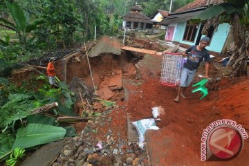 Banjir bandang di Pangandaran sisakan banyak lumpur