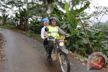 Mensos naik trail berikan santunan korban longsor Pangandaran