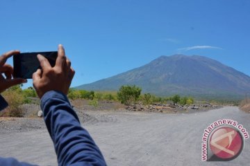 Luhut pastikan status gunung agung akan terus dipantau