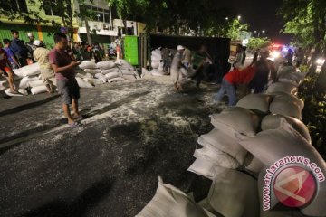 Truk sembako terguling, arus lalu lintas macet 1 km