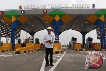 Jokowi naik truk susuri satu ruas Tol Trans Sumatera