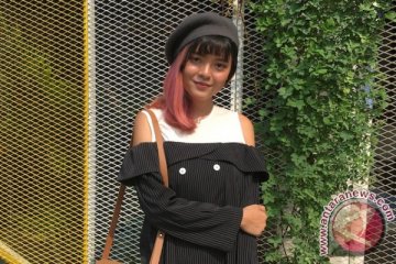 Blogger Sonia Eryka pakai kamera analog di fashion week