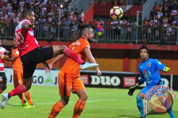 Madura United tunjukkan bukti kelengahan wasit asing