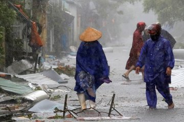 Topan Khanun dekati barat daya Jepang, sebabkan hujan dan banjir