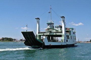 Wanita muda terjatuh ke laut dari atas kapal feri