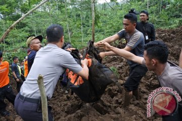 Tiga korban longsor di Jember ditemukan meninggal