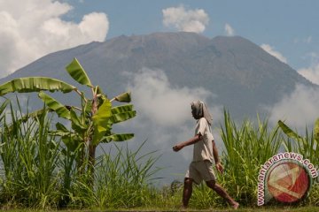 Warga sekitar Gunung Agung masih bertahan di pengungsian