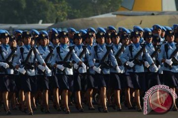 Wanita TNI AU di Pangkalan Udara TNI AU Supadio latihan menembak