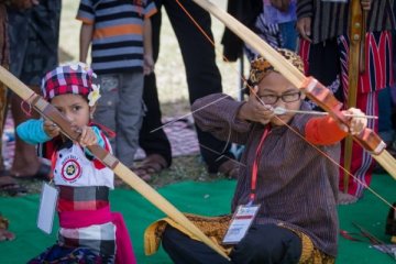 LOMBA MEMANAH TRADISI MATARAMAN