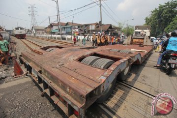 Truk Trailer Tersangkut Rel