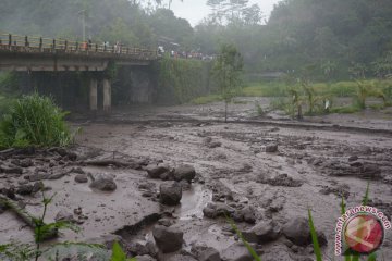 Warga Tonton Lahar Dingin