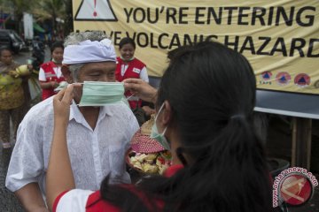 Pembagian Masker Abu Gunung Agung 