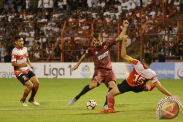 Madura United pertahankan pelatih asal Brasil