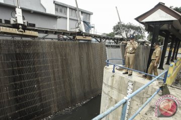 Gubernur DKI Tinjau Pintu Air Pasar Ikan