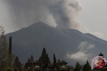 Gunung Agung Masih Semburkan Abu