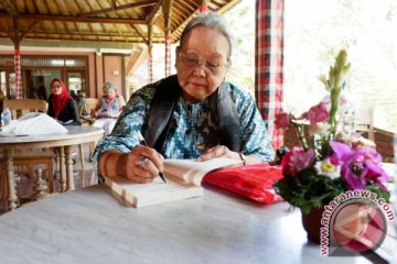 N.H. Dini, legenda sastra yang terus berkarya