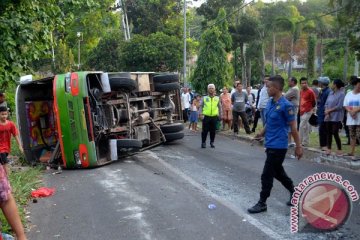 Bus Mira terguling di jalan Madiun-Saradan, belasan penumpang luka