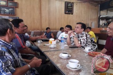 KUNJUNGI KEDAI KOPI