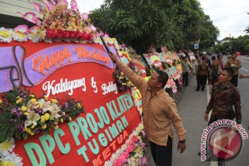 Karangan bunga banjiri sekitar gedung Graha Saba Buana