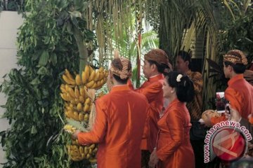 Presiden beserta keluarga pasang "bleketepe"