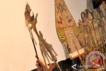 Dalang tampilkan wayang kulit berbahasa Perancis